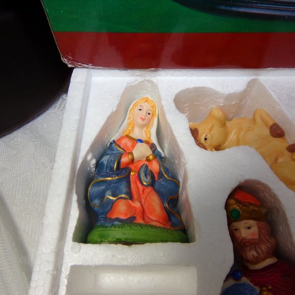 11pc nativity set Porcelain figurines on wood base by International Bazaar EUC - Picture 10 of 14